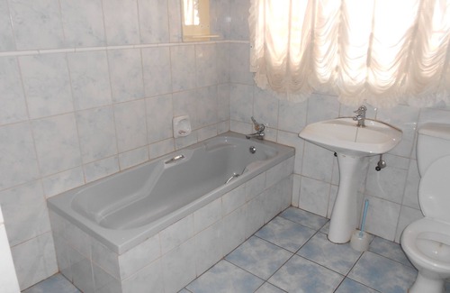 Livingstone House | Wane Guest Lodge: Family-Friendly with Pool & Dining Options