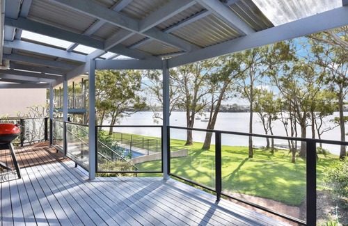 Wangi Wangi House | Wangi Dreaming: Waterfront Home with Spa & Pool Access