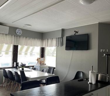 Kaaresuvanto Apartment | Discover Wanha Tulli: Family-Friendly Retreat with Dining