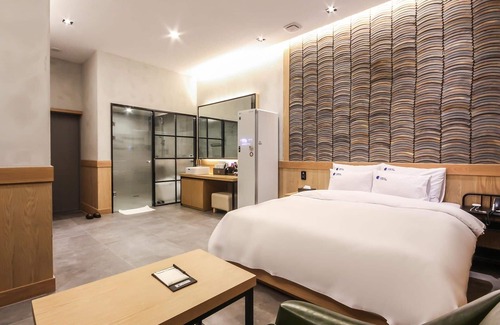 Wanju Hotel | Eco-Friendly Wanju Bohemian Motel with Hot Tub & Breakfast
