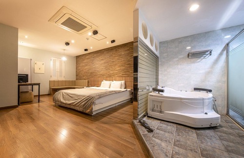 Samnye Hotel | Eco-Friendly Wanju Cacao Motel with Hot Tub & Kitchen