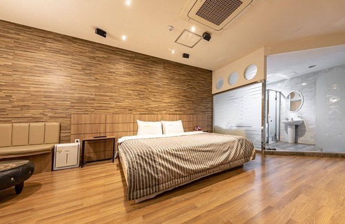 Samnye Hotel | Eco-Friendly Wanju Cacao Motel with Hot Tub & Kitchen