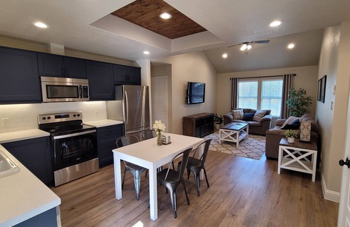 Boerne House | Immaculate Guesthouse with Spa and Breakfast Included