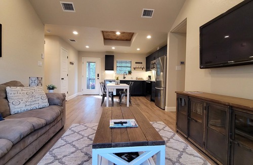 Boerne House | Immaculate Guesthouse with Spa and Breakfast Included