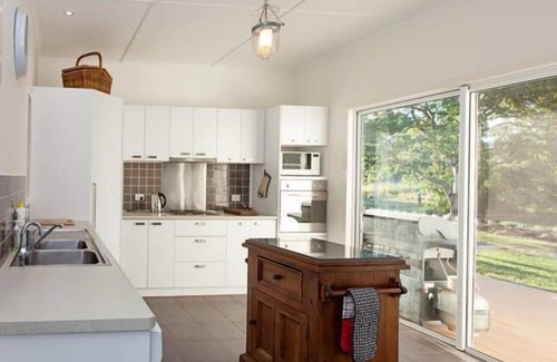 Borallon Cottage | Discover Wanora on the Brisbane River: Guest Rated 10/10!