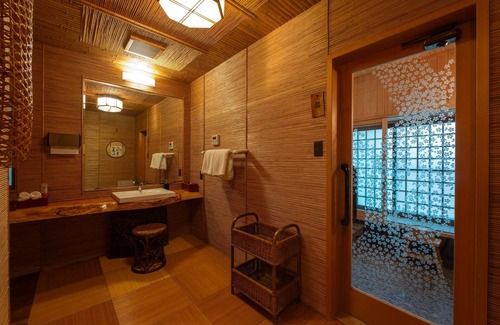 Takayama House | Eco-Friendly Wanosato: 4-Star Gem with Hot Tub & Dining