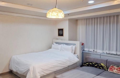 Wangsimnidoseon-dong Apartment | Convenient Hotel Near Subway Line 2 with Family Amenities