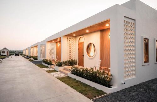 Pak Chong House | Discover Wantanee Ville: Family-Friendly with Breakfast Included