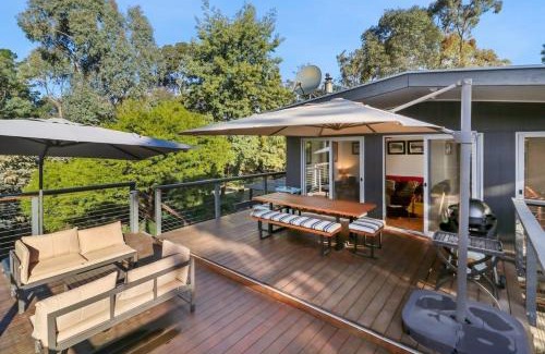 Jamieson House | Wanyiora: Family-Friendly Retreat with Lake Views