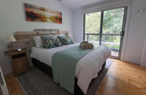 Jamieson House | Wanyiora: Family-Friendly Retreat with Lake Views