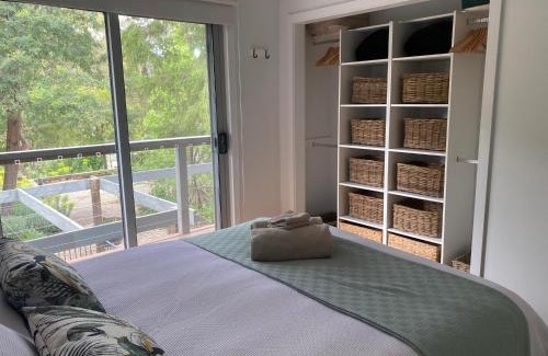 Jamieson House | Wanyiora: Family-Friendly Retreat with Lake Views