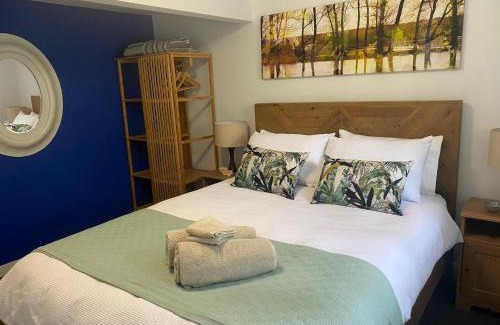 Jamieson House | Wanyiora: Family-Friendly Retreat with Lake Views