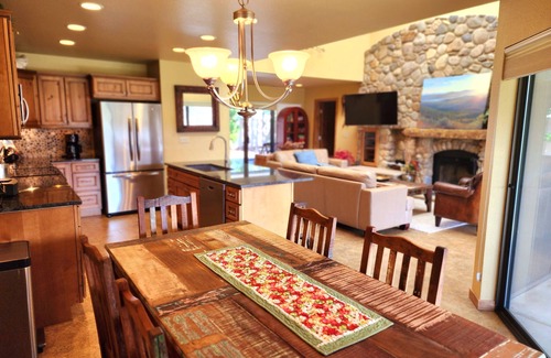Wapato Point Condo | Experience Wapato Point Halmalka Condo with Pool Access
