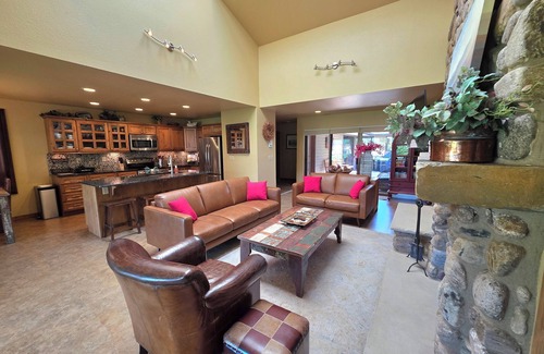 Wapato Point Condo | Experience Wapato Point Halmalka Condo with Pool Access