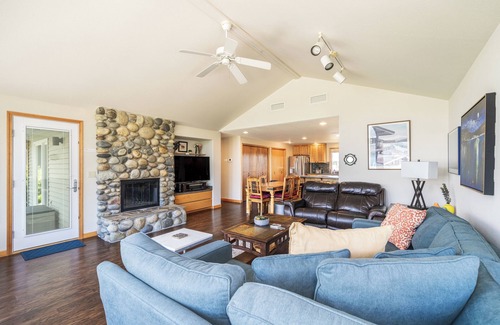Wapato Point House | Ideal Wapato Point Home with Pool and Lake Views for 8