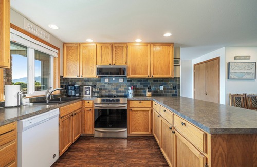 Wapato Point House | Ideal Wapato Point Home with Pool and Lake Views for 8