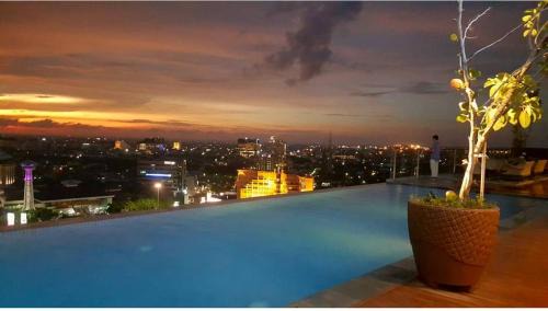 Semarang Apartment | Cozy Warhol Apartment with Pool Near Ahmad Yani Semarang