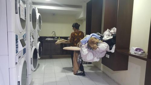 Semarang Apartment | Cozy Warhol Apartment with Pool Near Ahmad Yani Semarang