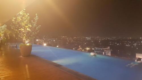 Semarang Apartment | Cozy Warhol Apartment with Pool Near Ahmad Yani Semarang