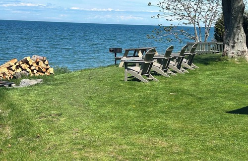 Niagara County Cottage | Cozy 3-Bedroom Home with Lake View and Pool Access