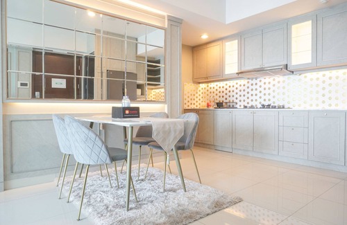 Kelapa Gading Timur Apartment | Elegant 2Br Kensington Royal Suites with Pool & Breakfast