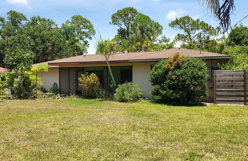 Bayou Oaks House | Cozy Pet-Friendly 2BR/2BA Oasis in Bay Front Neighborhood