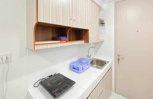 Grogol Utara Apartment | Cozy Tokyo Riverside Studio with Kitchen & Breakfast Included