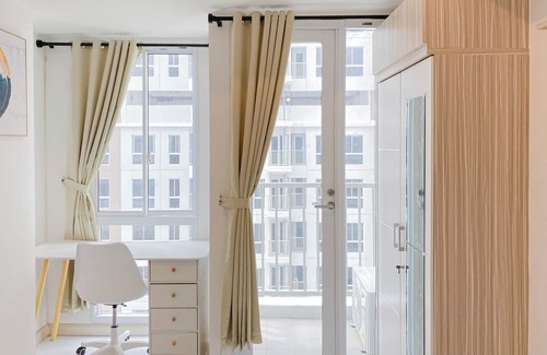 Grogol Utara Apartment | Cozy Tokyo Riverside Studio with Kitchen & Breakfast Included