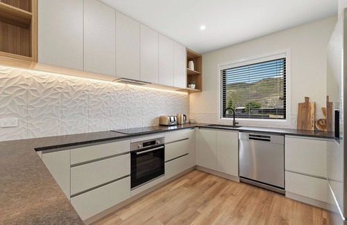Lowburn House | Warm and stylish new home close to river, lake, restaurants and golf course.