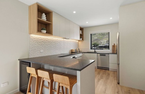 Lowburn House | Warm and stylish new home close to river, lake, restaurants and golf course.