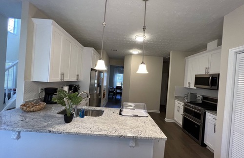 Buford House | Renovated 5-Bedroom House with Lake View & Breakfast