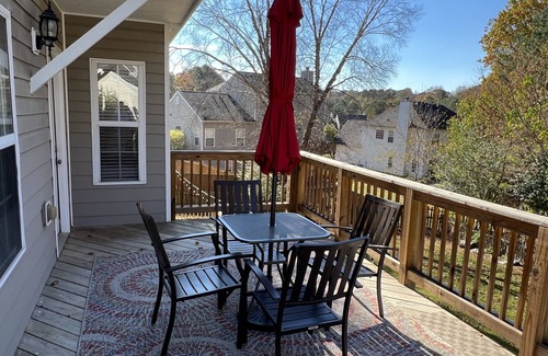 Buford House | Renovated 5-Bedroom House with Lake View & Breakfast