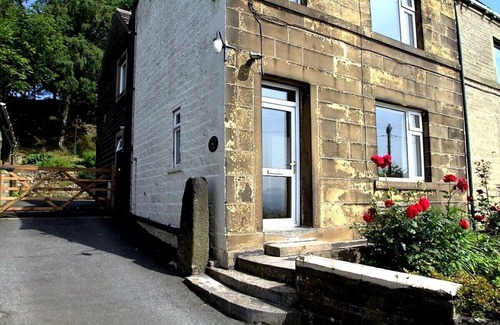 Halifax House | Cozy 4-Star Cottage in Pennine Yorkshire with Spa & Hot Tub