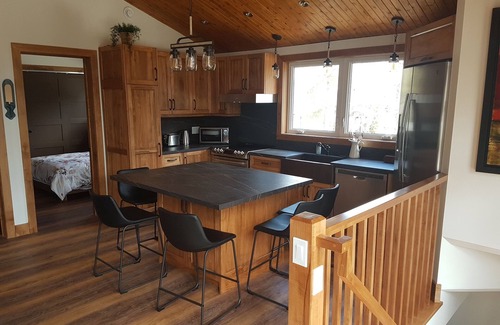 Barrie Ski Chalet | Inviting Chalet Steps from Lake with Private Pool & Ocean Views