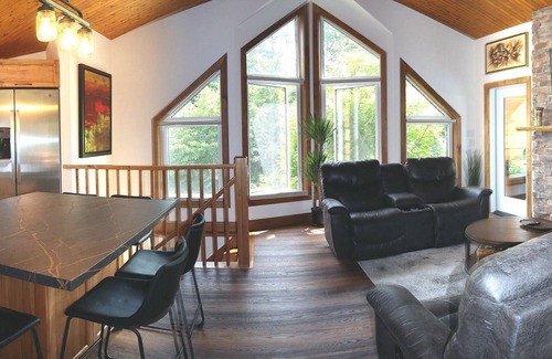 Barrie Ski Chalet | Inviting Chalet Steps from Lake with Private Pool & Ocean Views