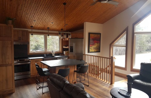 Barrie Ski Chalet | Inviting Chalet Steps from Lake with Private Pool & Ocean Views