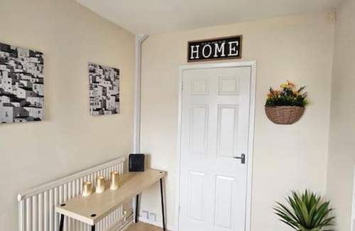 Luton Apartment | Cozy Contractor-Friendly Retreat with Family Amenities