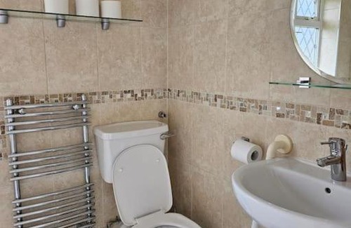 Luton Apartment | Cozy Contractor-Friendly Retreat with Family Amenities