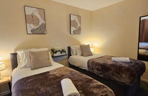 Luton Apartment | Cozy Contractor-Friendly Retreat with Family Amenities