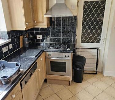 Luton Apartment | Cozy Contractor-Friendly Retreat with Family Amenities