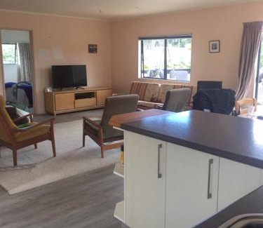 Raglan House | Warm Cosy holiday home right in town