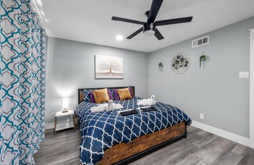 Houston Heights Apartment | Exceptional Warm Heights 2BR: Pool, Free Parking & Pets!