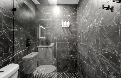 Houston Heights Apartment | Exceptional Warm Heights 2BR: Pool, Free Parking & Pets!
