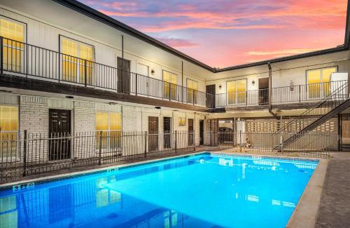 Houston Heights Apartment | Exceptional Warm Heights 2BR: Pool, Free Parking & Pets!