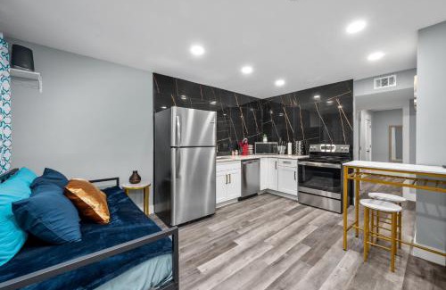 Houston Heights Apartment | Exceptional Warm Heights 2BR: Pool, Free Parking & Pets!