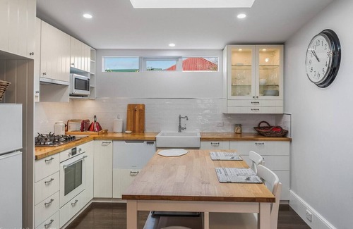 Hobart Central Business District Apartment | Warm, Inviting, and Luxurious "The Manor"