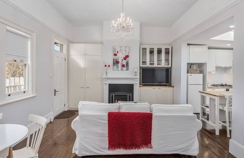 Hobart Central Business District Apartment | Warm, Inviting, and Luxurious "The Manor"