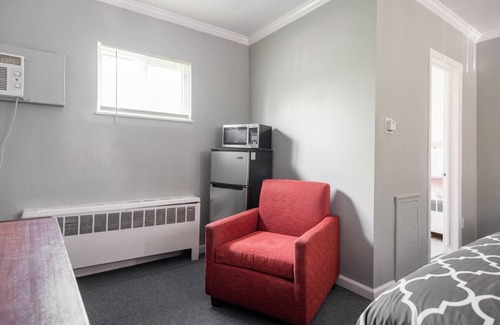 Riverview Apartment | Warm Private Room in Detroit for Up to 4 w/Wifi