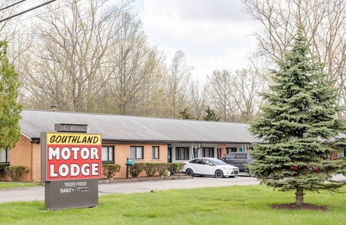 Riverview Apartment | Warm Private Room in Detroit for Up to 4 w/Wifi