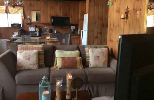 Moultonborough Cottage | Rustic Cottage Steps from Private Beach & Ocean Views